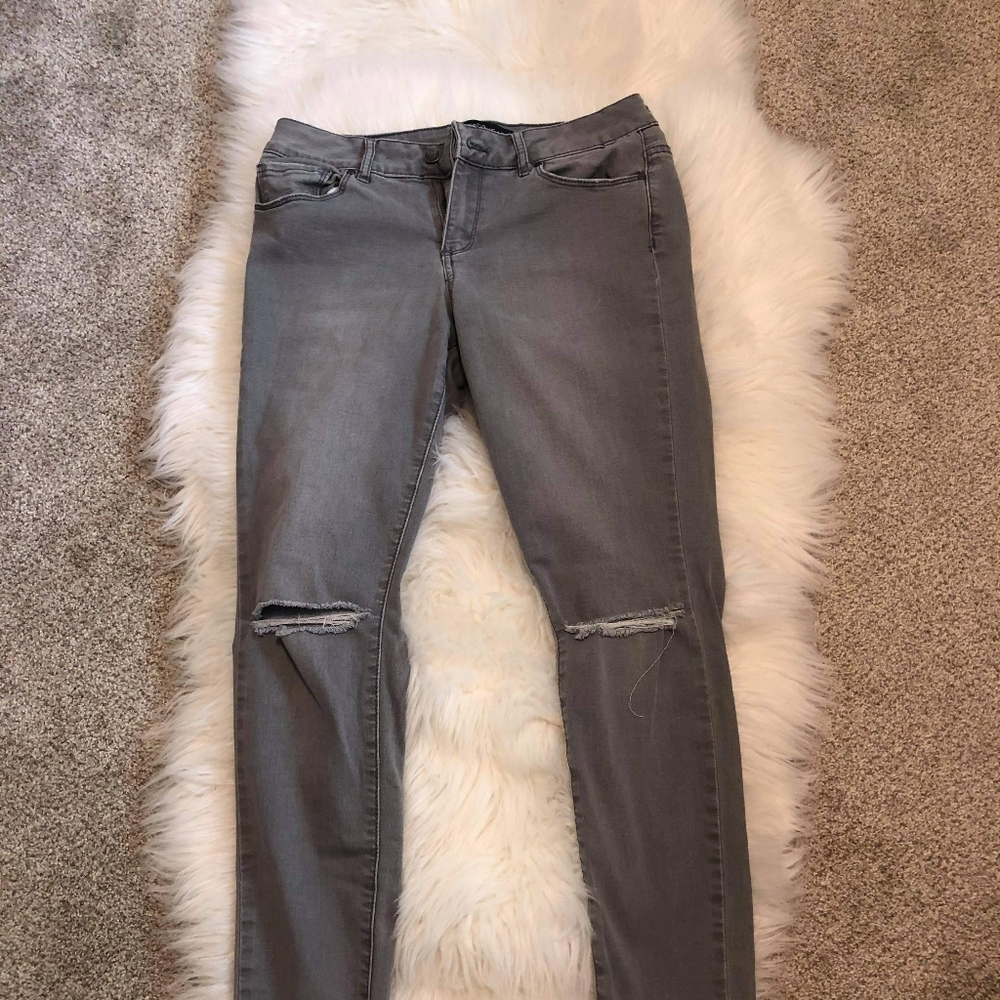 Grey distressed knee jeans